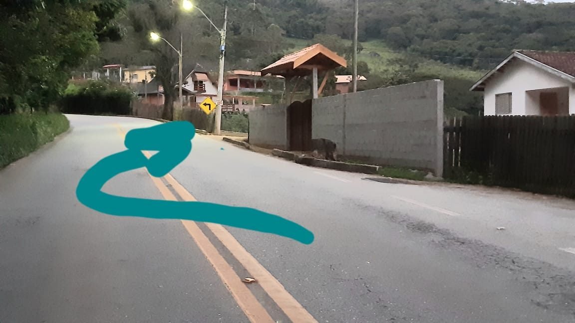 Estrada com a entrada do chalé à direita