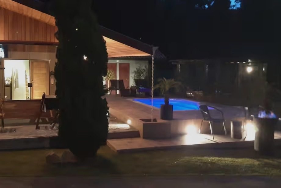 Piscina iluminada à noite