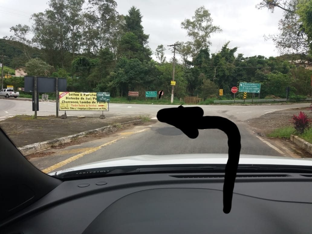 Rotatória com placas para São Bento do Sapucaí e Campos do Jordão